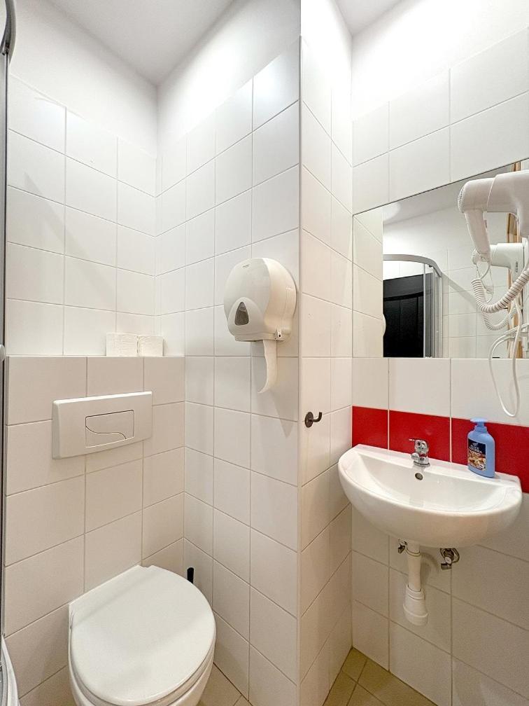 Hala Hostel - Pokoje Na Wylacznosc Tuz Przy Dworcu Gdynia Exterior photo
